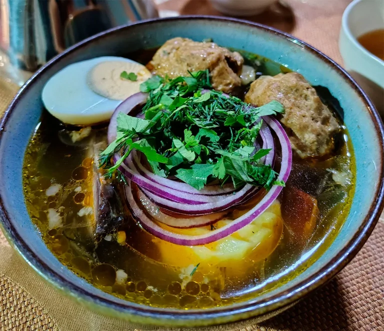 Теплый и вкусный русский суп с фрикадельками, зеленью и чаем. Уютная обстановка для трапезы. Автор: Abdullah Miraz/pexels.com