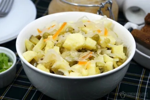 Салат из квашеной капусты и картофеля