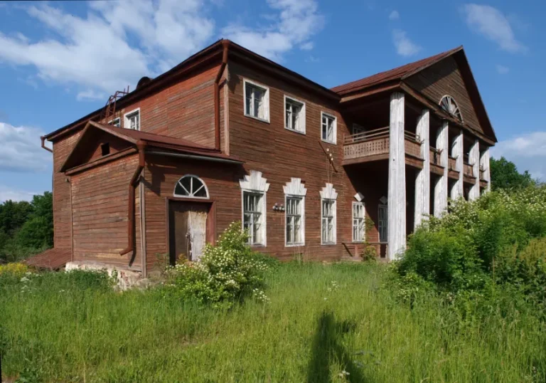 Главный дом усадьбы Панское в 2011 году. Фото NVO. Architect: Unknown.. Оригинал: https://commons.wikimedia.org/