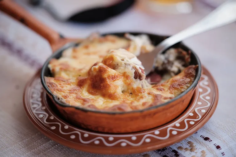 Мясная запеканка в деревенской посуде Фото: ervin.fon Trichev/Pexels. Изменения: конвертировано в WebP, изменён размер.