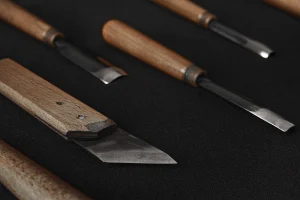 Детализированное фото инструментов для деревообработки с острыми лезвиями и деревянными ручками на черном фоне.. Dmitry Demidov/ Pexels. Размер изменён, конвертировано в WebP.
