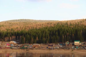 Деревня в Иркутской области. Кирилл Абрамов. / Pexels. Размер изменён, конвертировано в WebP.